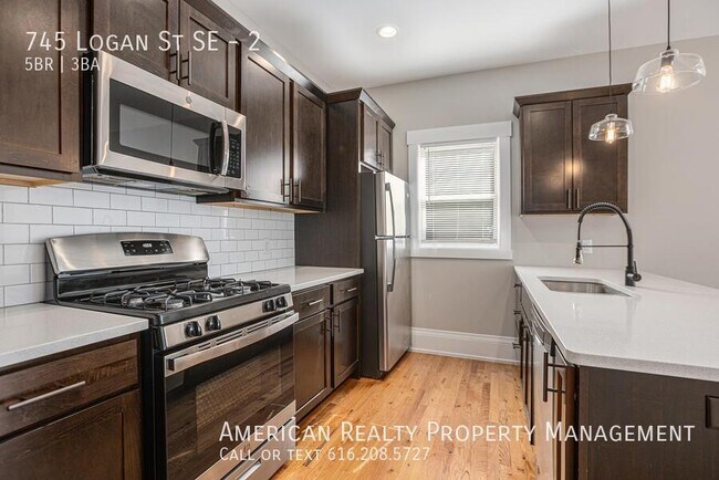 Building Photo - 745 Logan St SE