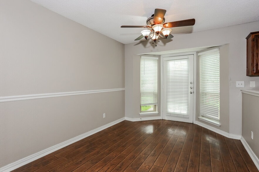Building Photo - 511 Rosewood Ln