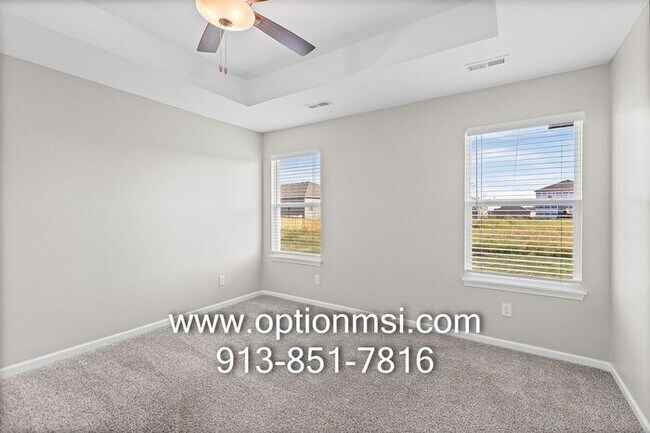 Building Photo - Fresh 3 Bedroom, 2 Bathroom Half Duplex