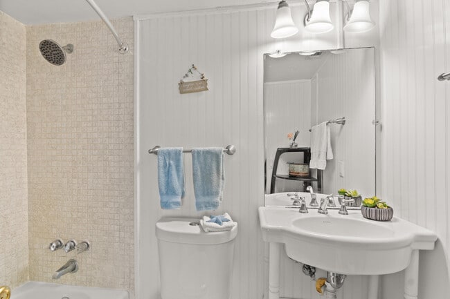 Building Photo - 1300 Seaway Dr