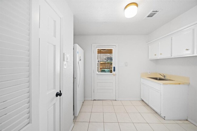 Building Photo - 6923 Mossridge Dr