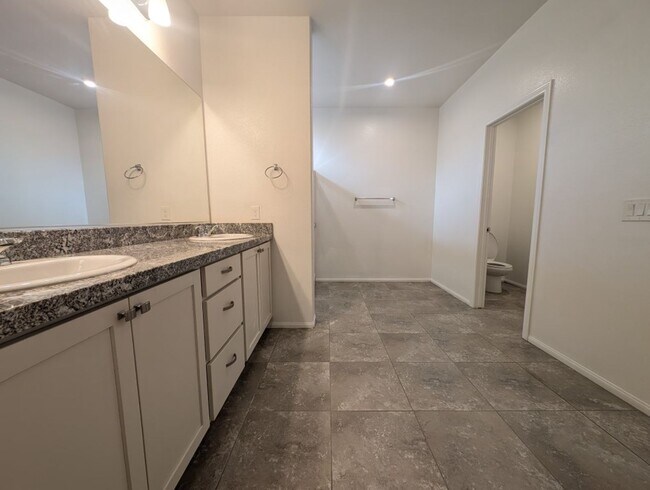 Building Photo - 4811 Shady Chestnut Ct