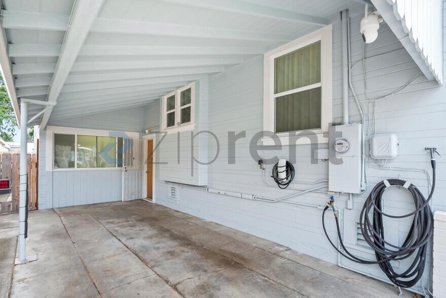 Building Photo - 1337 Acacia St