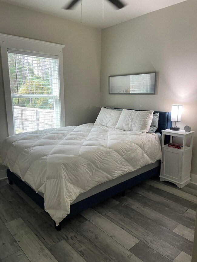 Building Photo - 105 1st St