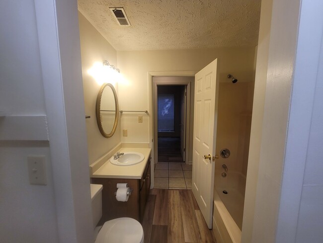 Building Photo - 2 bedroom Ground Floor!