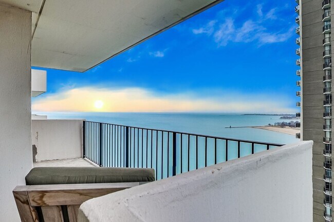 Building Photo - 6033 N Sheridan Rd