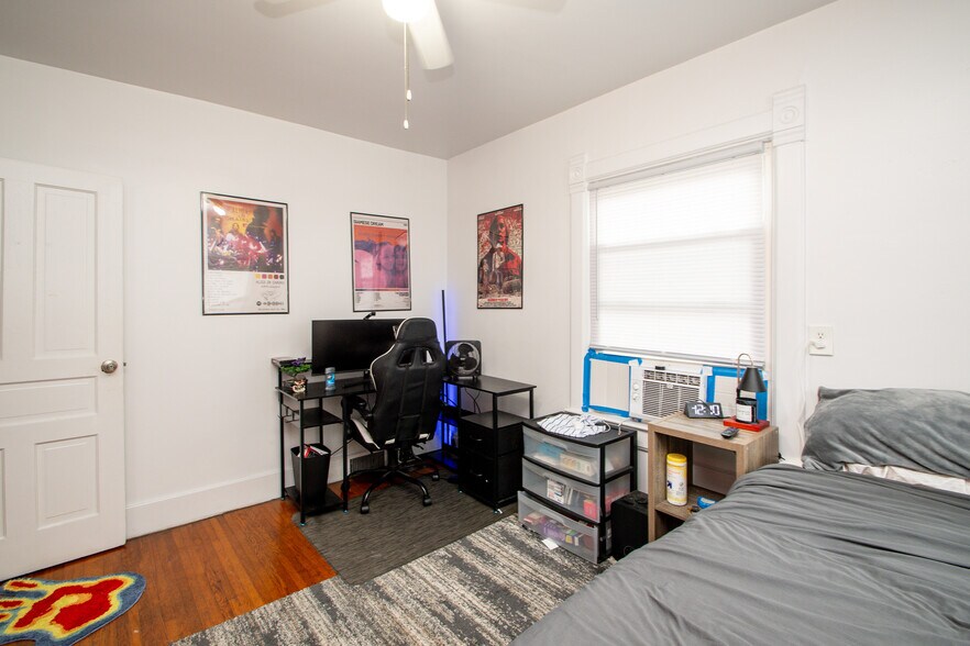 Building Photo - 1403 W Barker Ave