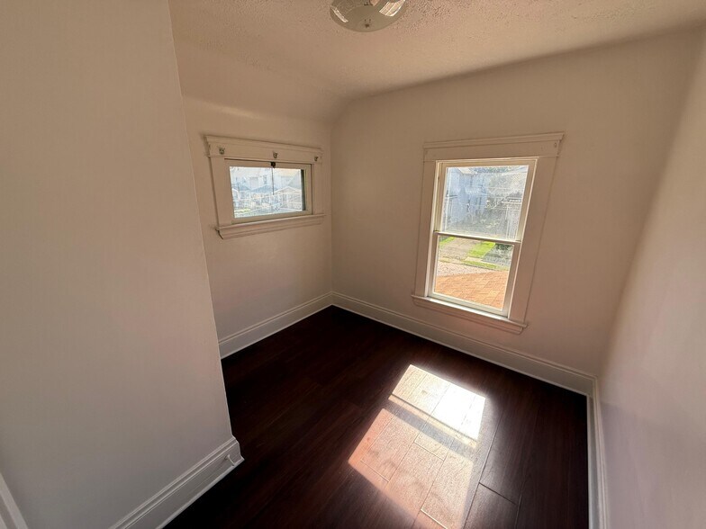 Building Photo - 9906 Zimmer Ave