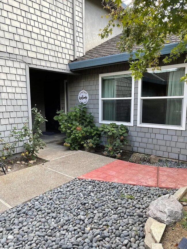 Building Photo - Large 4 Bed 3 BAth home for rent in Lakeshore - Lodi