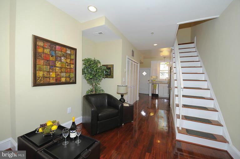 Open Concept Living Area - 1208 1/2 Wylie St NE