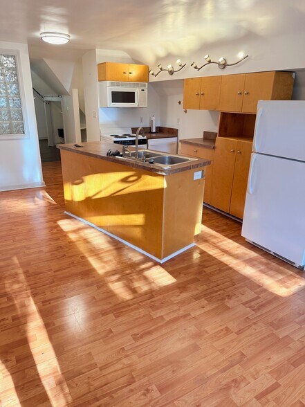Building Photo - 801 Rubel Ave