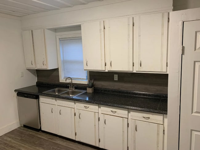 Building Photo - Beautifully Redone 2 Bedroom House! Available for a 5/1 Move In!!! *Updated Photos to Come*