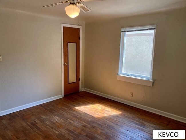 Building Photo - Adorable Two Bedroom House!