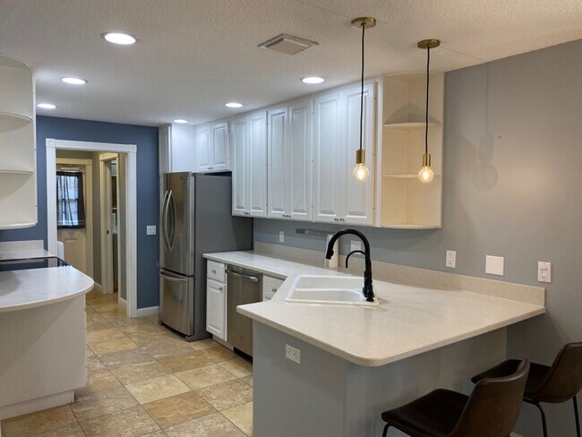 Building Photo - 1567 Napoli Dr W