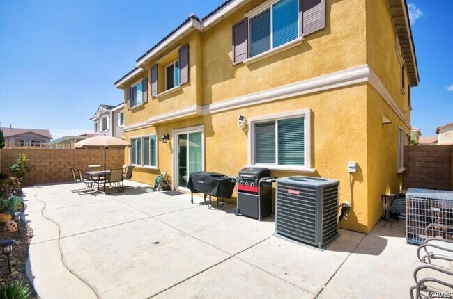 Building Photo - Spacious 4-Bed, 2.5-Bath Home in Fontana Unified School District with Private Backyard