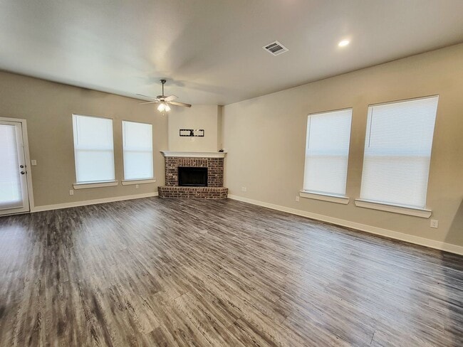 Building Photo - Upland Crossing - 3/2/2