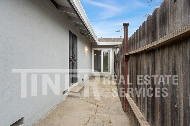 Building Photo - 2304 Villanova Cir