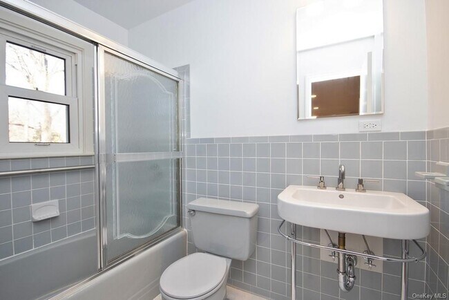 Building Photo - 3 Lakeview Ave