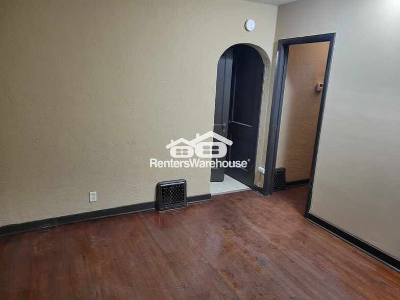 Building Photo - 403 N Dewey St