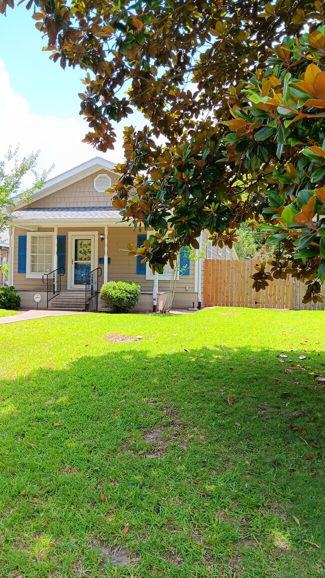 Frontyard - 112 N Division St