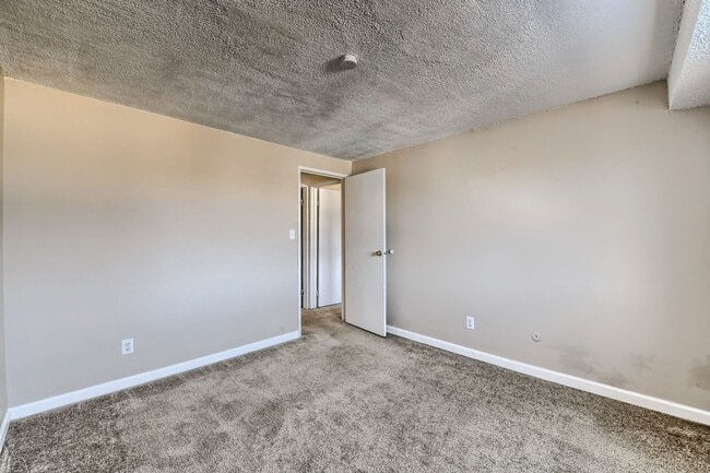 Building Photo - 130 E Highline Cir