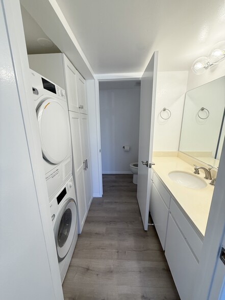 Building Photo - 11818 Moorpark St