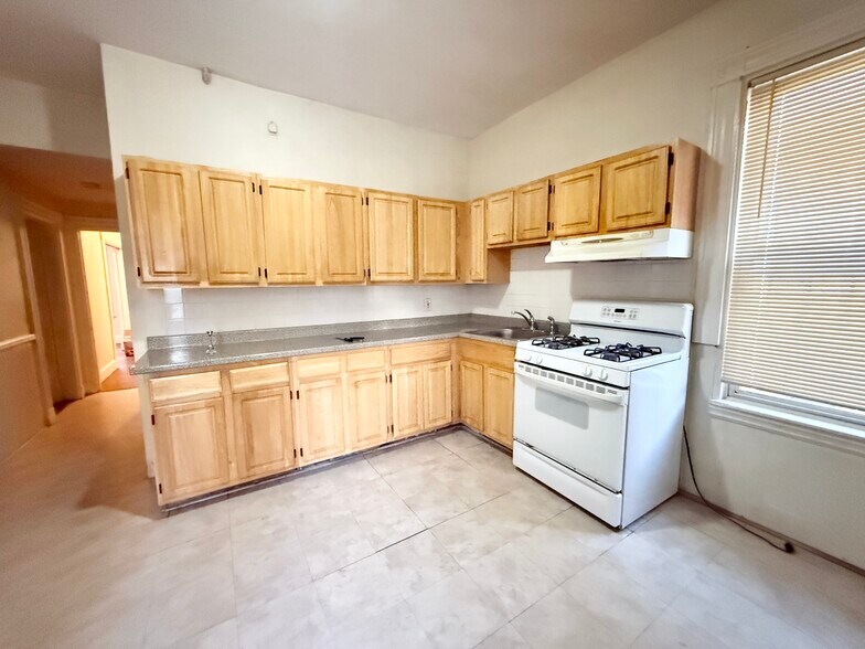 Building Photo - 6 Aspen St