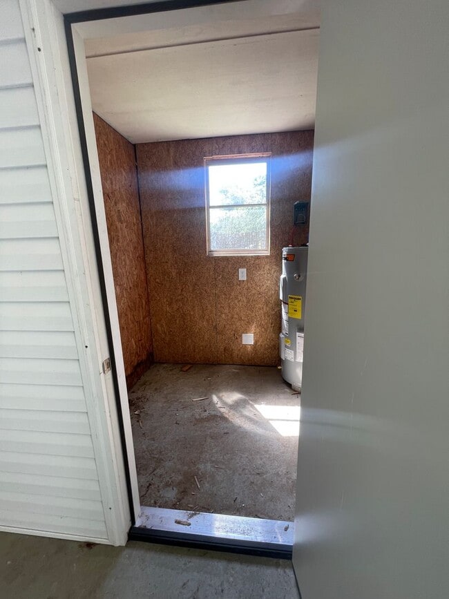 Building Photo - Modern Charm in Gloverville SC