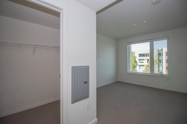 Building Photo - Luxurious 2BD/2BTH w/ Parking and Amazing ...