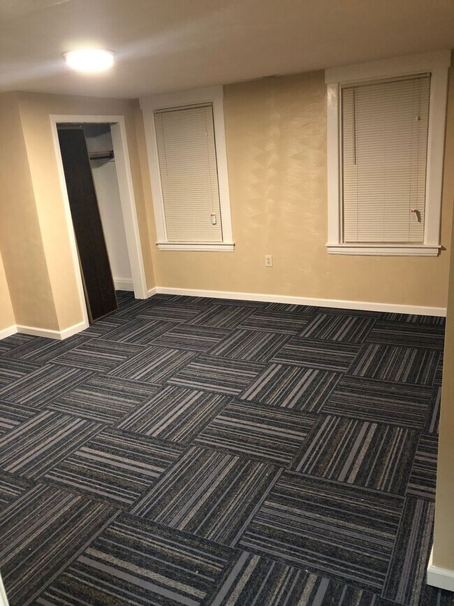 Building Photo - Brentwood 3 bedroom Duplex