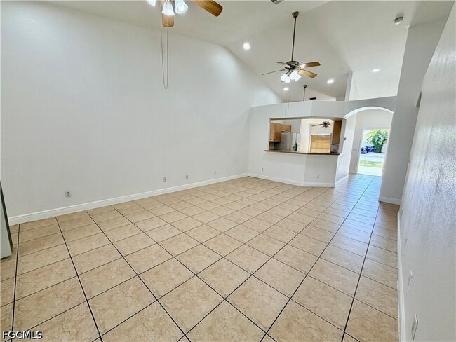 Building Photo - 527 NE 24th Pl