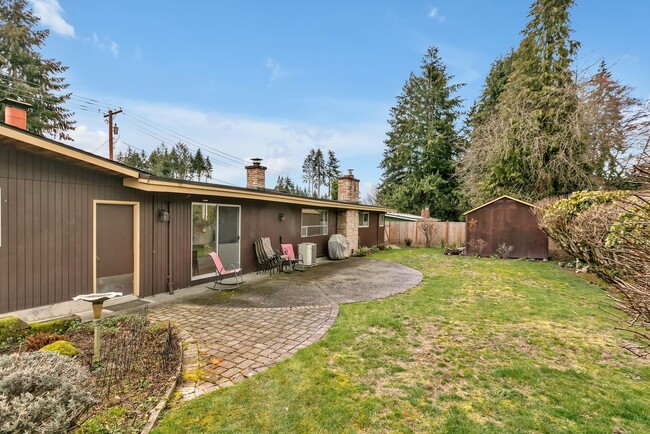 Building Photo - Great Burien Rambler with HUGE attached ga...