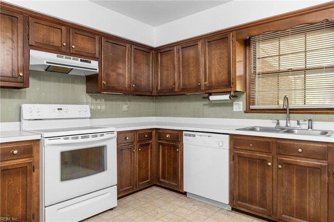 Building Photo - 703 Sir Walter Cir