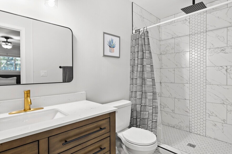 Primary Bathroom - 2207 N 28th Pl