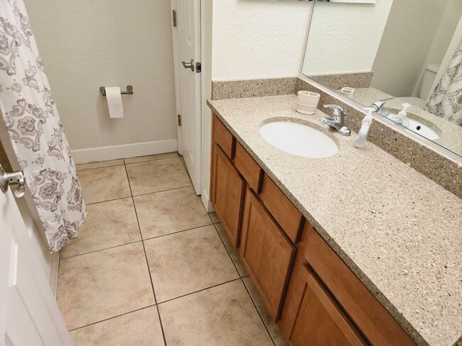 Building Photo - 2BR/2.5BA furnished townhome in a gated co...