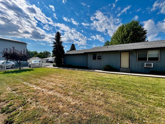 Building Photo - Duplex off of 48th Ave!