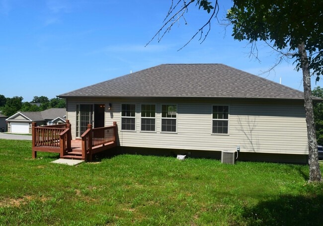 Building Photo - Gorgeous Split Foyer Home!