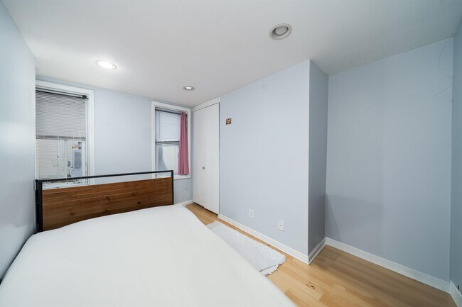 Building Photo - 162 Steuben St