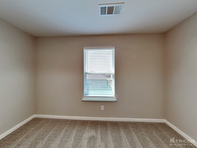 Building Photo - 1327 Tamarack Dr