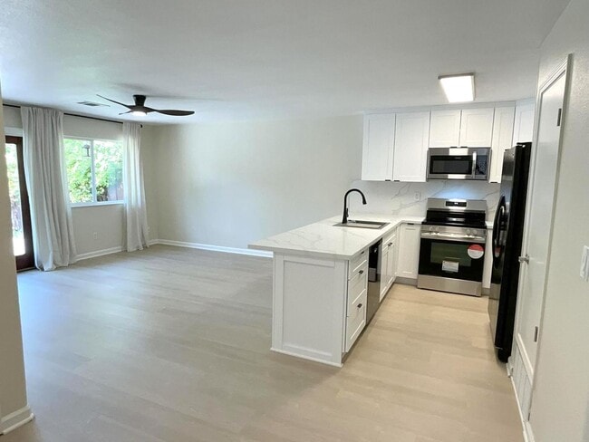 Building Photo - NEW PRICE ! Newly updated Danville Greenbr...