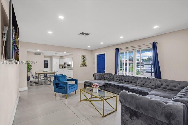 Building Photo - 2217 NW 4th Ave