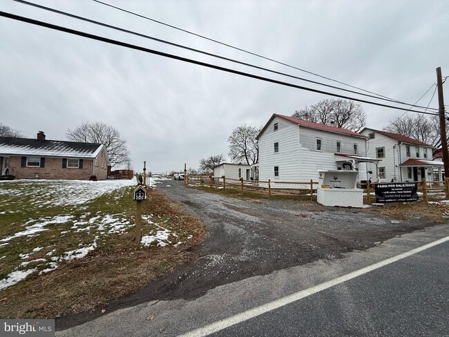 Building Photo - 937 Main St