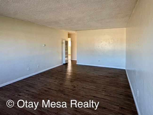 Building Photo - Charming 2-Bedroom Home with Expansive Out...