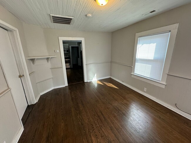 Building Photo - 2 Bedroom House for Rent
