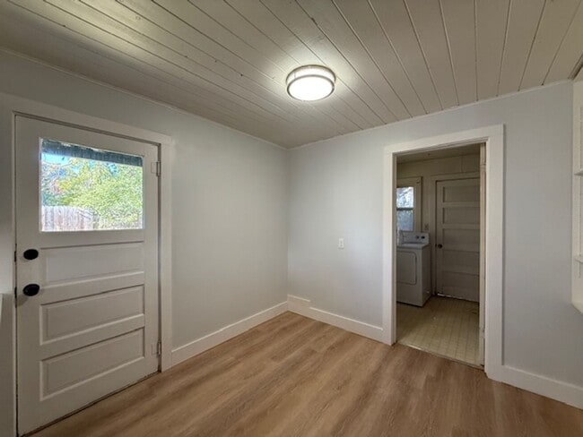 Building Photo - Updated ground floor unit in vintage duple...