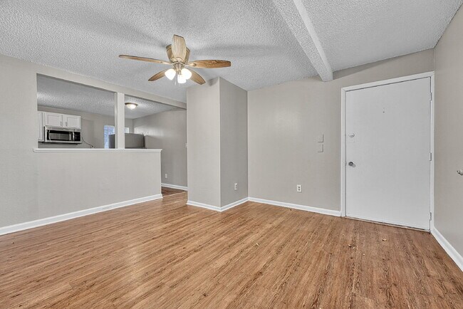 Building Photo - $1,395 — 2 bed, 1 bath renovated basement ...