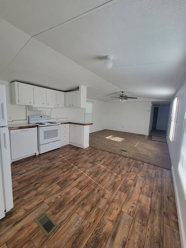 Building Photo - Ready to Move in