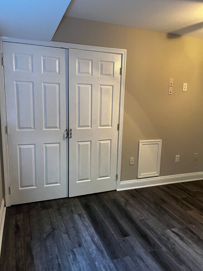 Building Photo - Renovated 2-Bedroom Apartment!!