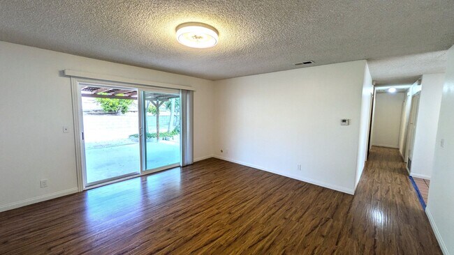 Building Photo - Move In Special!!!   Refreshed Single Level Home