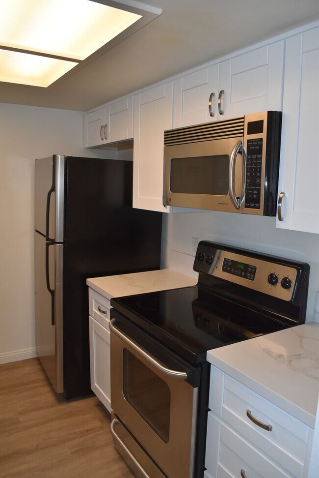 Building Photo - Remodeled 1 Bed, 1 Bath First Floor Condo in Carmel Trails